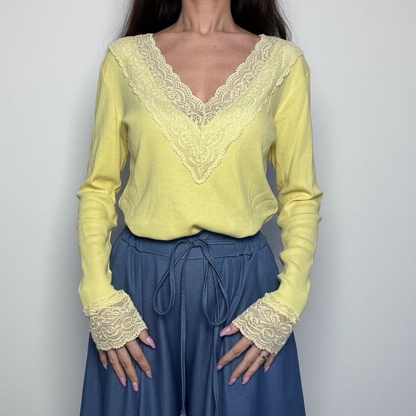 Maglia Bea a costine con dettagli in pizzo gialla