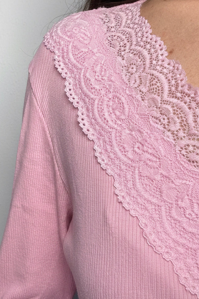 Maglia Bea a costine con dettagli in pizzo rosa