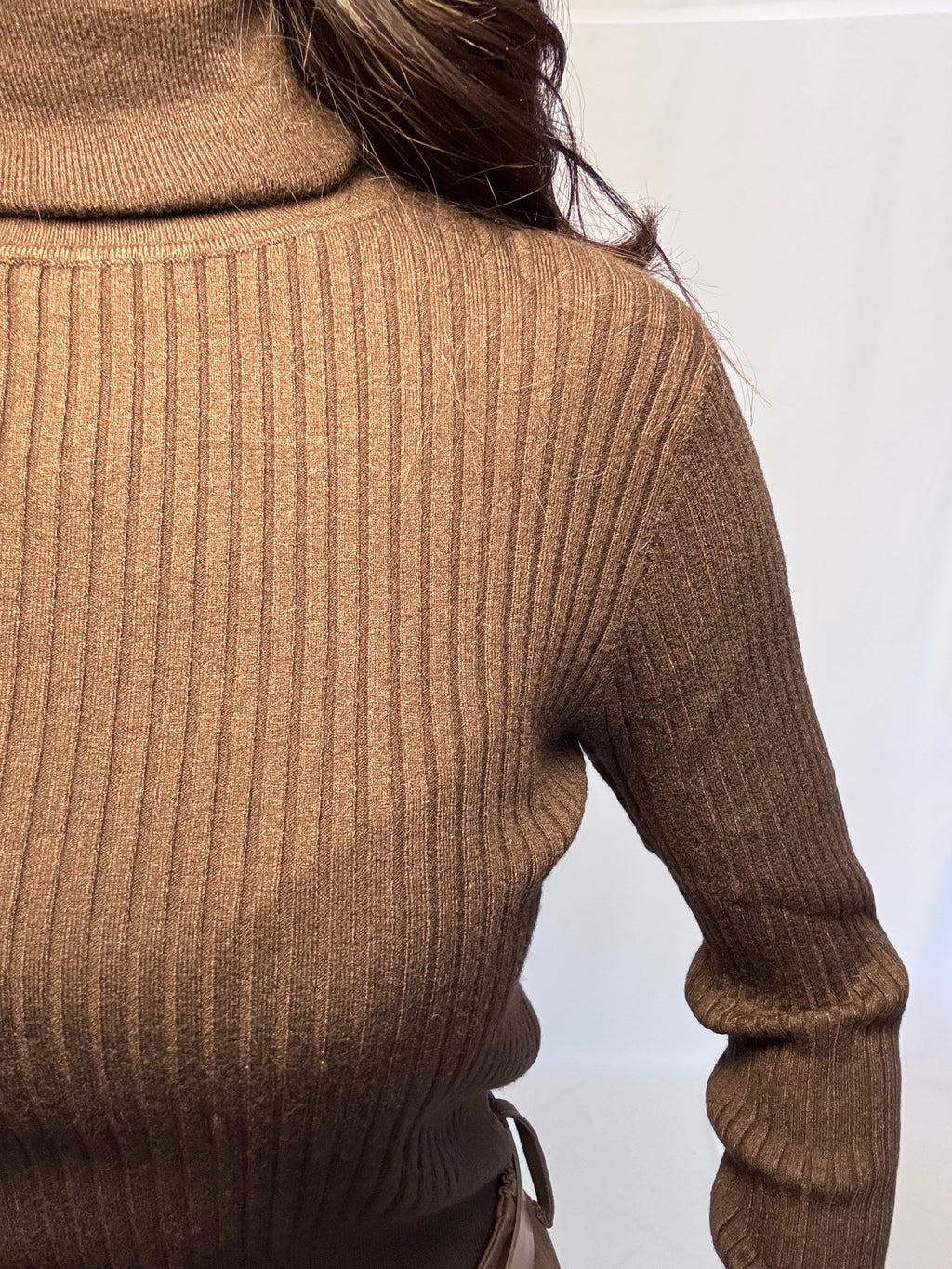 Maglia collo alto a costine Sanem cioccolato