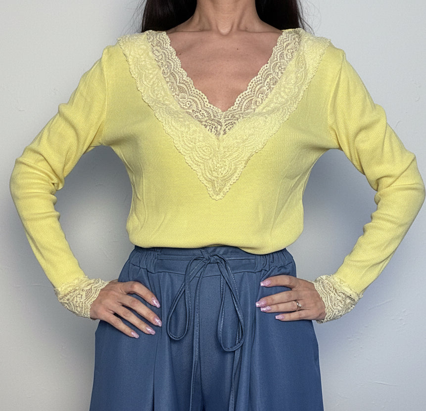 Maglia Bea a costine con dettagli in pizzo gialla