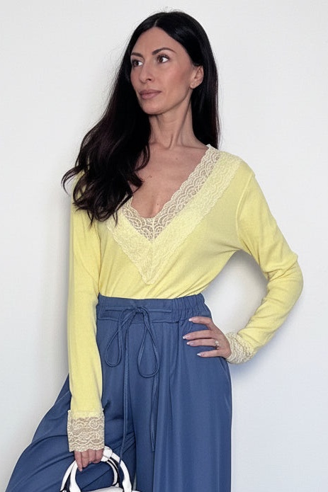 Maglia Bea a costine con dettagli in pizzo gialla