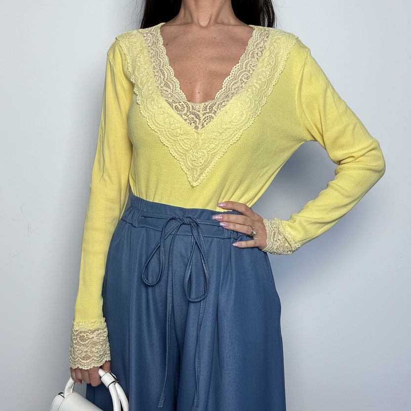 Maglia Bea a costine con dettagli in pizzo gialla